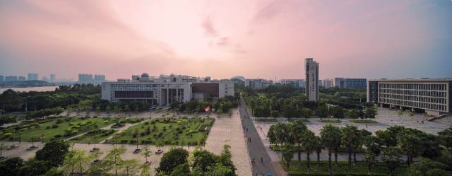 麻豆视频
校景。