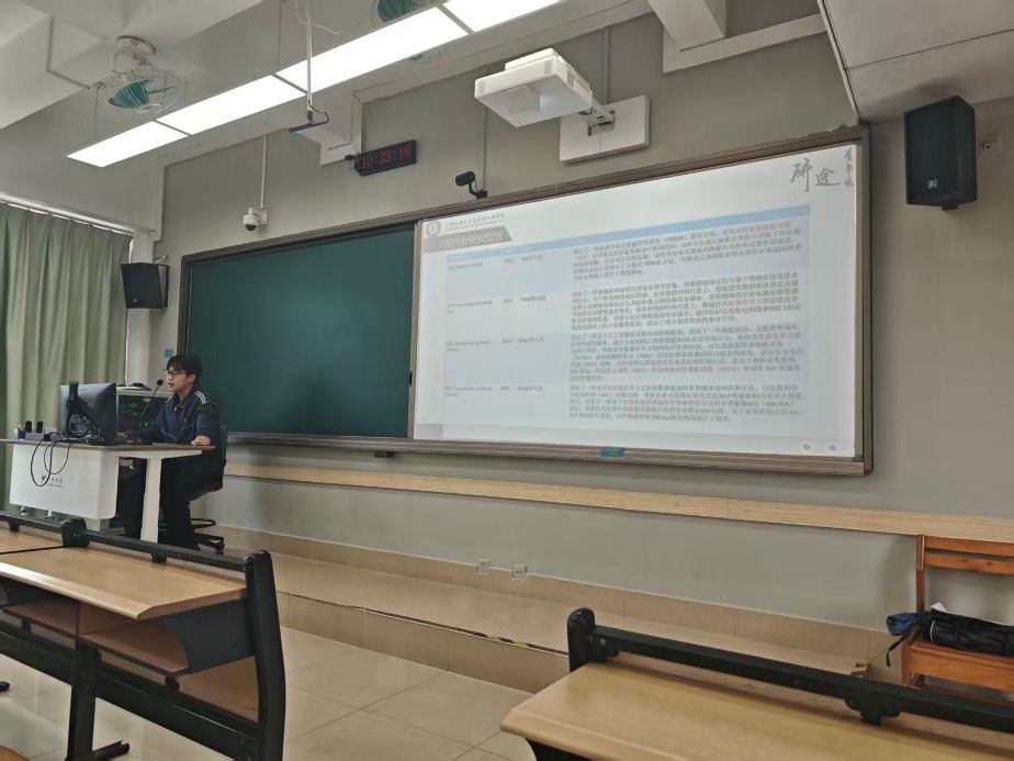 房间里有桌子和椅子AI 生成的内容可能不正确。